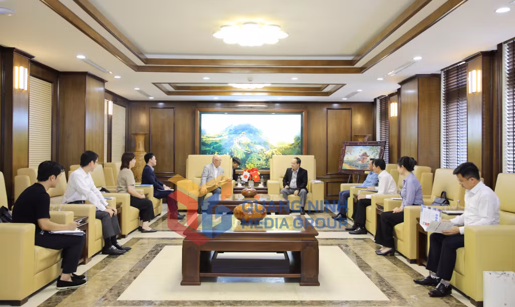 Đồng chí Bí thư Tỉnh ủy tiếp xã giao Cố vấn đặc biệt Liên minh Nghị sĩ hữu nghị Nhật - Việt (6-2026). Ảnh: Thu Chung