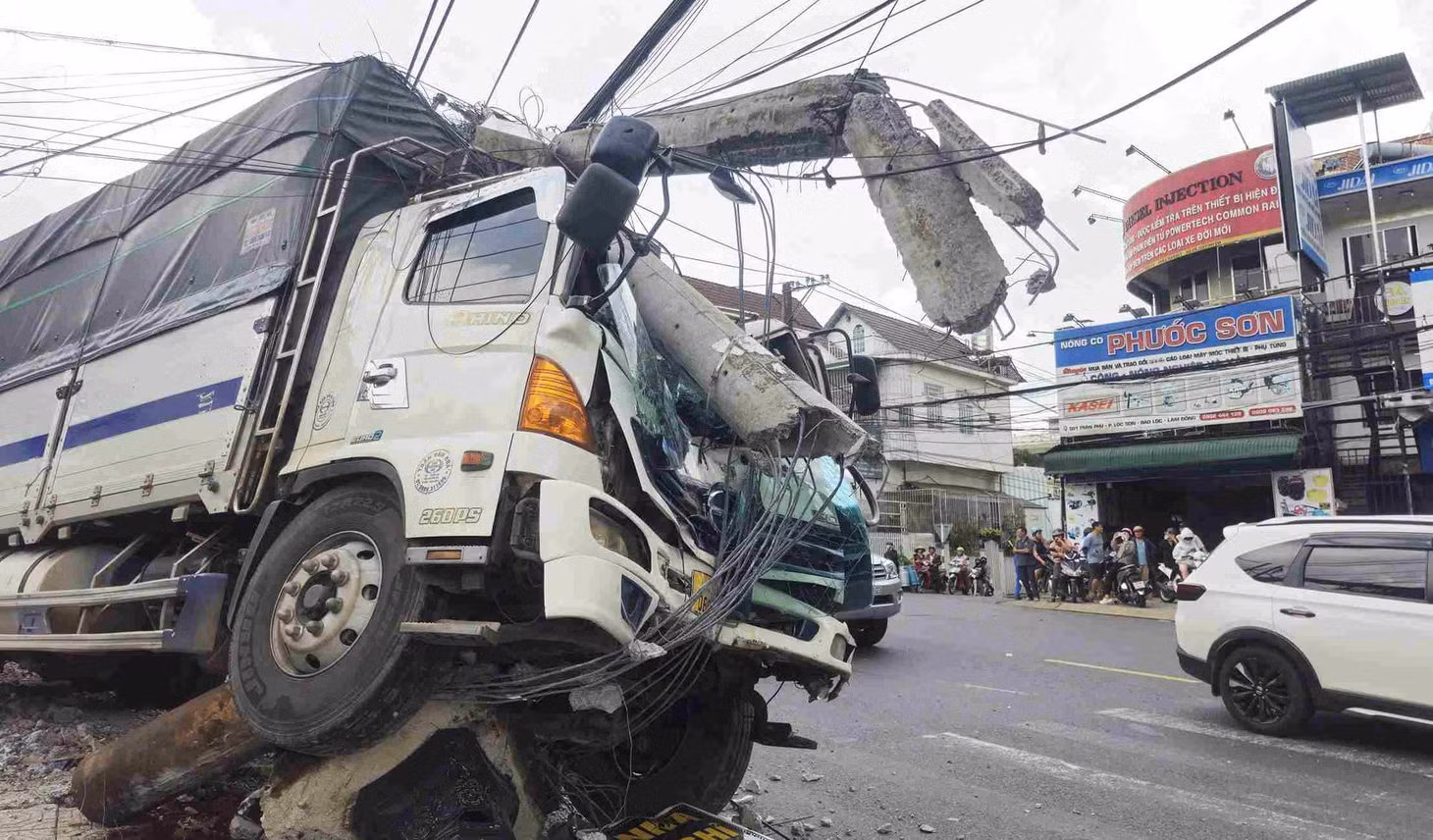 Cột điện trung thế bị tông gãy gây mất điện cục bộ tại phường B'Lao và phường 1 Bảo Lộc. Ảnh: Nguyễn Quân