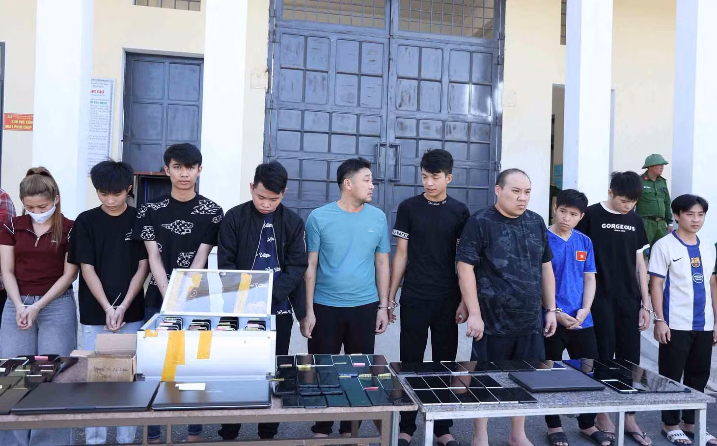 Một số đối tượng bị bắt giữ cùng tang vật. Ảnh: Công an tỉnh Hà Tĩnh