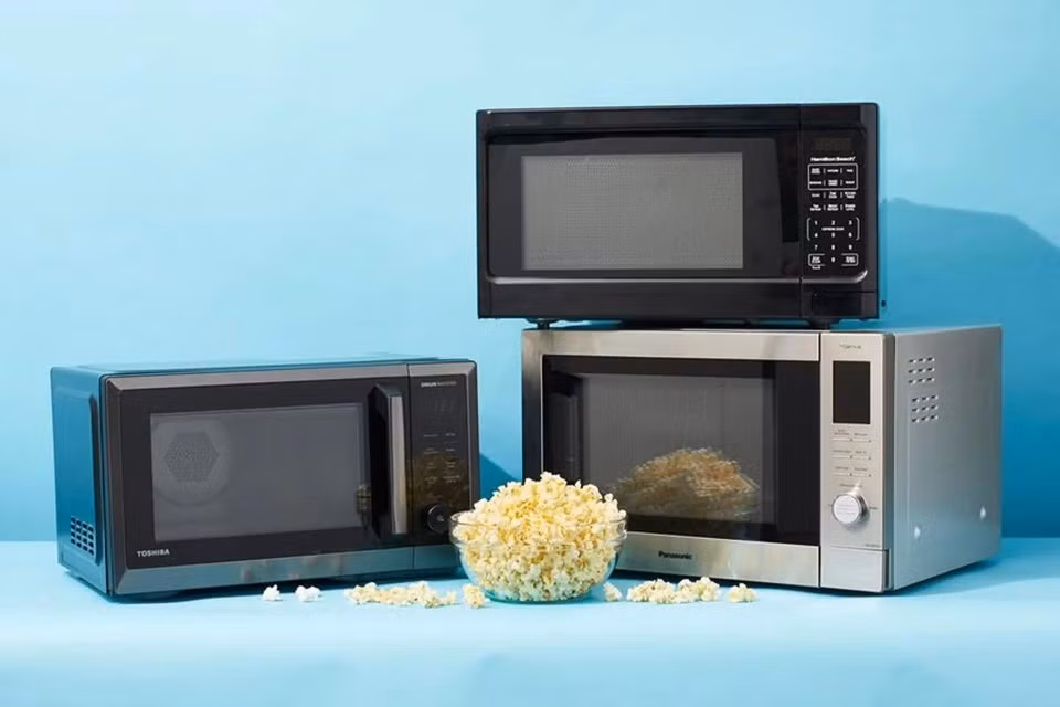 Việc lựa chọn và sử dụng lò vi sóng đúng cách có thể giúp giảm đáng kể chi phí điện hàng tháng. Ảnh: FPT Shop.