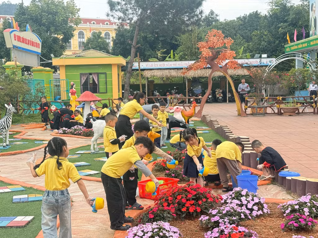 Học sinh Trường Mầm non Ba Chẽ tham gia hoạt động chăm sóc cây xanh trong khuôn viên nhà trường.
