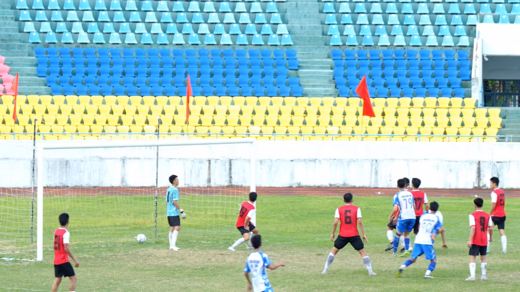 Bàn thắng mở tỉ số của đội phường Quang Hanh.