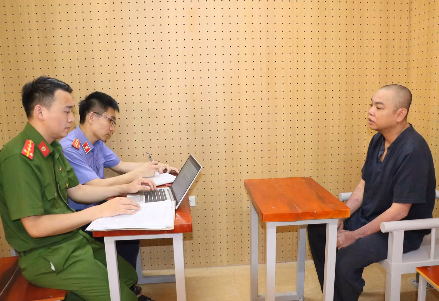 Cơ quan điều tra làm việc, lấy lời khai của đối tượng Trần Văn Thành. Ảnh: Công an Hà Tĩnh