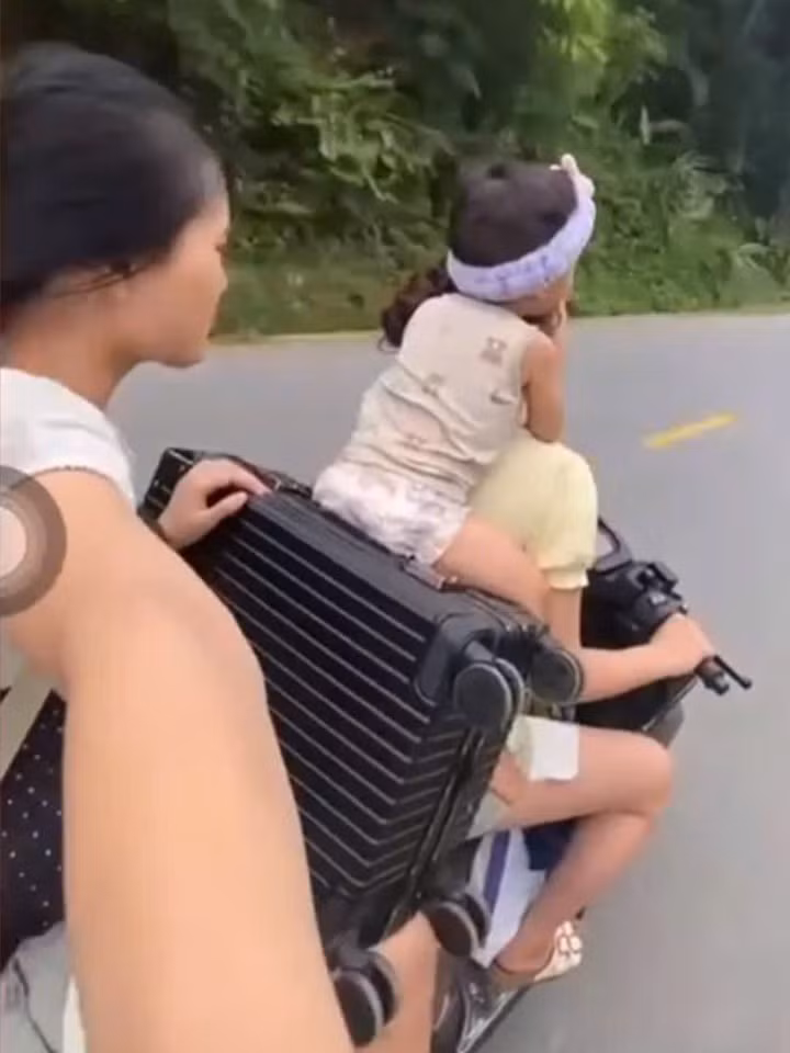 Hình ảnh hai thiếu nữ chở theo bé 3 tuổi không đội mũ bảo hiểm khi tham gia giao thông. (Ảnh: Công an xã Văn Bàn)
