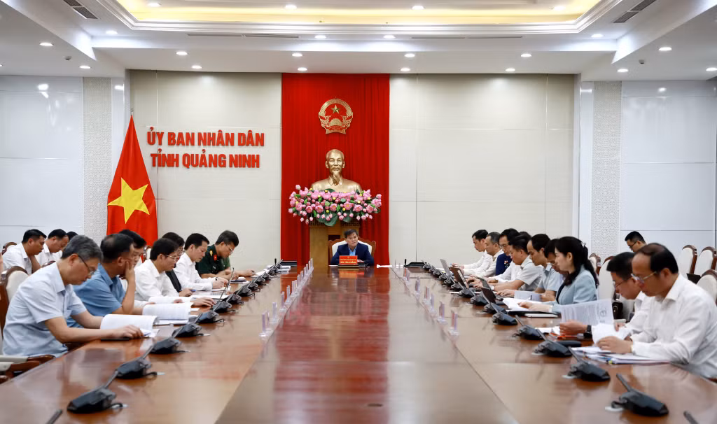 Đồng chí Bùi Văn Khắng, Phó Bí thư Tỉnh ủy, Chủ tịch UBND tỉnh, chủ trì.