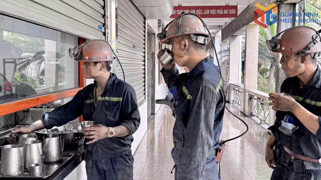 Nước sạch tinh khiết sau khi lọc được sử dụng để nấu đồ uống giải nhiệt cho thợ lò. Trong ảnh: Thợ lò Công ty Than Dương Huy - TKV uống chè sau giờ tan ca.