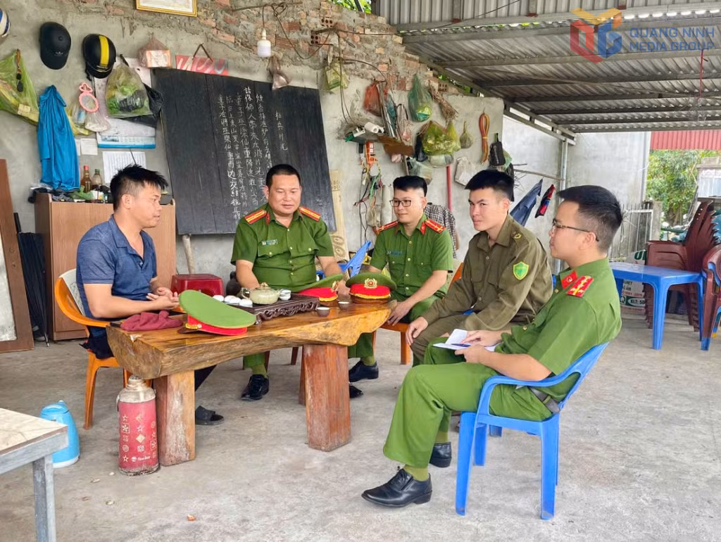 Công an xã Quảng Đức gặp gỡ ông Lỷ Nhật Tống - Người có uy tín bản Chăn Mùi để nắm tình hình, định hướng dư luận và tuyên truyền pháp luật về an ninh, trật tự.
