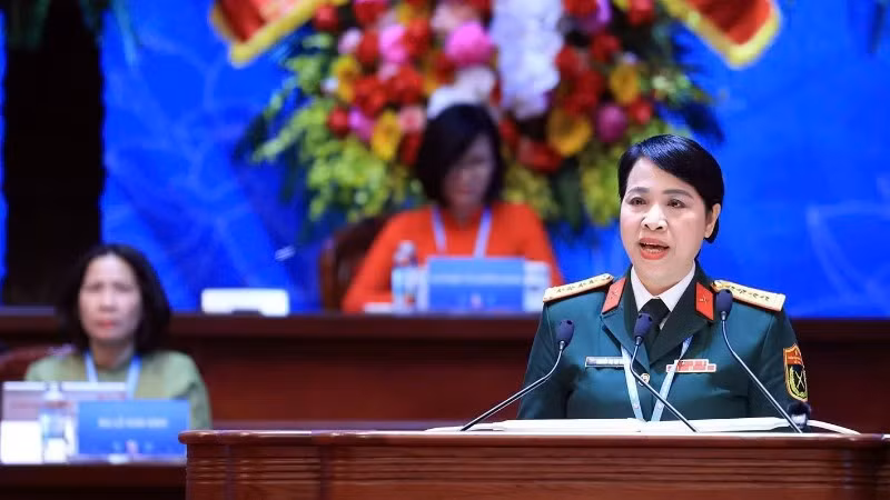 Đại tá Nguyễn Thị Thu Hiền, Trưởng ban Phụ nữ Quân đội, trình bày tham luận tại Đại hội.