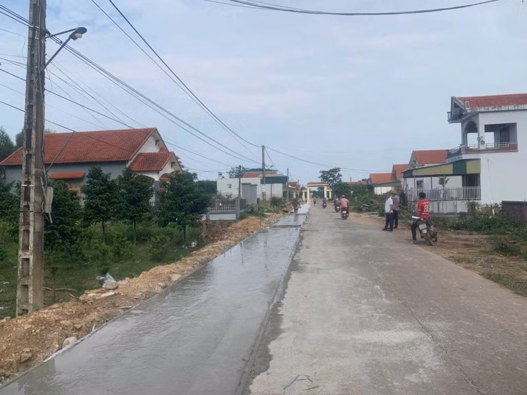 Dự án cải tạo, nâng cấp tuyến đường trục từ ngã tư 4 Quảng Thắng (cũ) đến sân bóng thôn Quang Lĩnh đang được thi công.