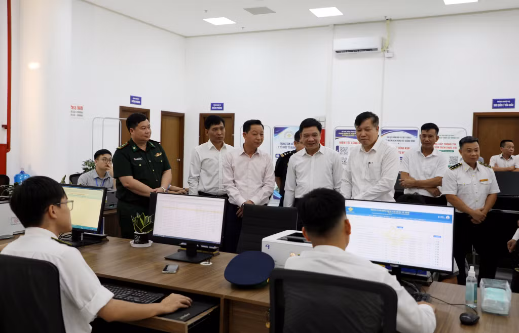 Các đại biểu tham quan khu vực tiếp nhận, giải quyết TTHC tập trung tại khu vực Bắc Luân II. 