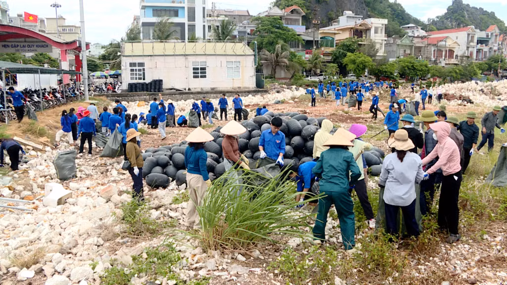 400kg rác thải sinh hoạt và trên 2.500m3 phao xốp tại Cảng Cá Cái Rồng đã được thu gom, đưa đi xử lý .