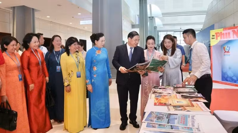 Phó Thủ tướng Thường trực Chính phủ Phạm Gia Túc cùng các đại biểu tham quan khu trưng bày.