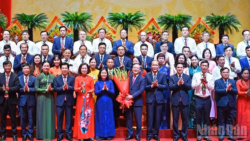 Đồng chí Bùi Thị Minh Hoài (thứ 6 từ trái sang) tặng hoa chúc mừng Ban Chấp hành Trung ương Hội Nông dân Việt Nam khóa IX tại Đại hội.