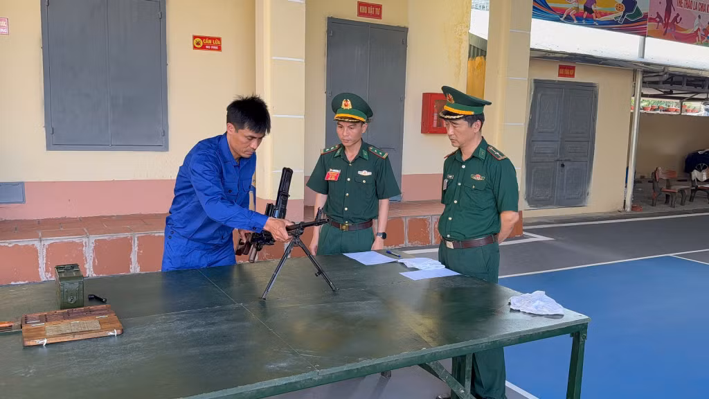 Các thí sinh thực hành tháo lắp vũ khí.