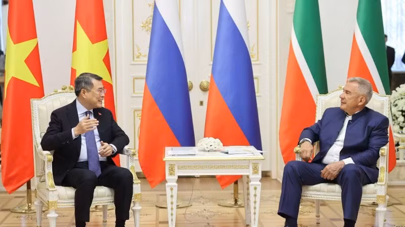 Thủ tướng Lê Minh Hưng và người đứng đầu Cộng hòa Tatarstan R.Minnikhanov trao đổi nhiều nội dung hợp tác. (Ảnh: NHẬT BẮC)