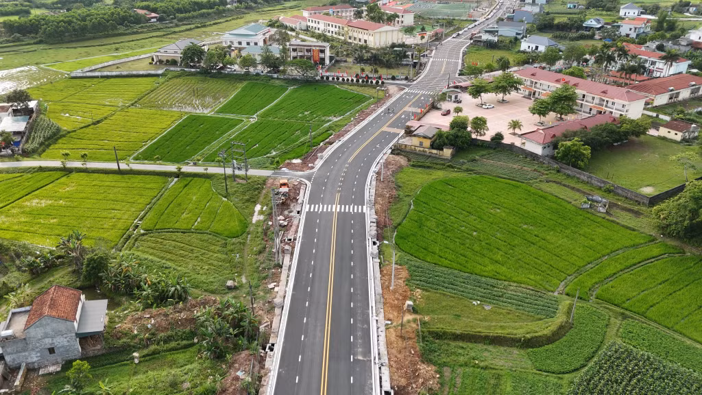 Công trình nâng cấp đường trục chính khu trung tâm xã (đoạn từ cổng chào thôn Tân Đông đến sân vận động xã).