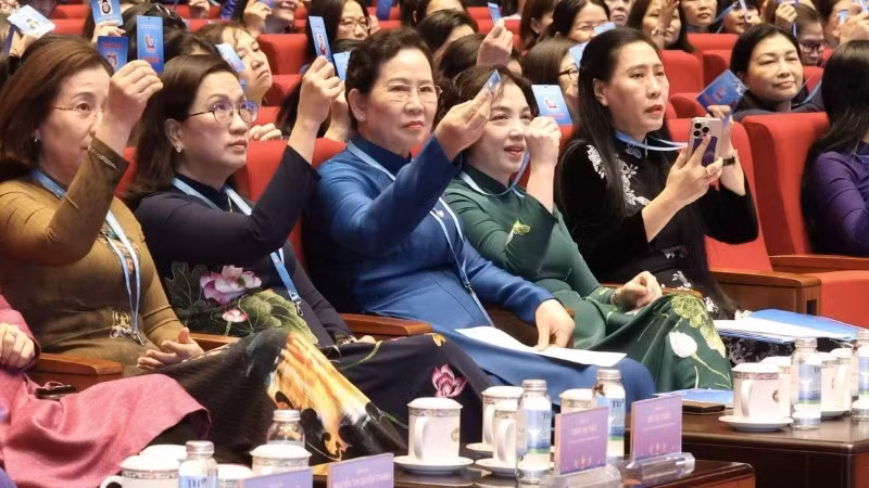Các đại biểu bầu Đoàn Chủ tịch, Đoàn Thư ký Đại hội và Ban Thẩm tra tư cách đại biểu.