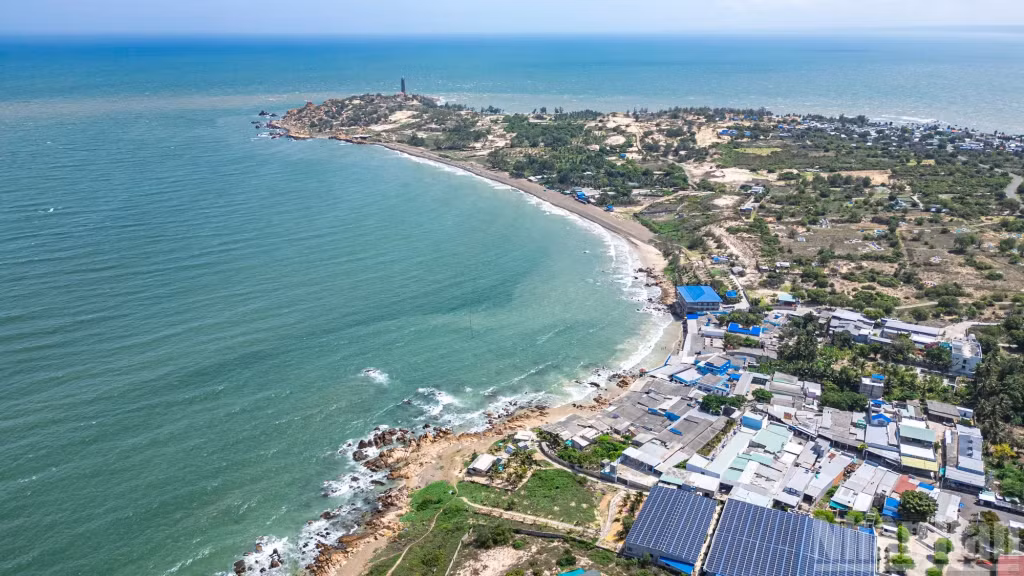 Bờ biển Cổ Thạch (cách thành phố Phan Thiết khoảng 100km về phía Bắc) trải dài với đường cong mềm mại, ôm trọn lấy làn nước xanh bao la.