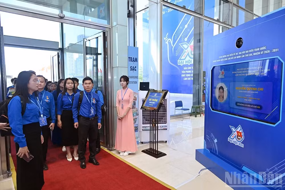 Đại biểu điểm danh bằng công nghệ trước khi vào hội trường.