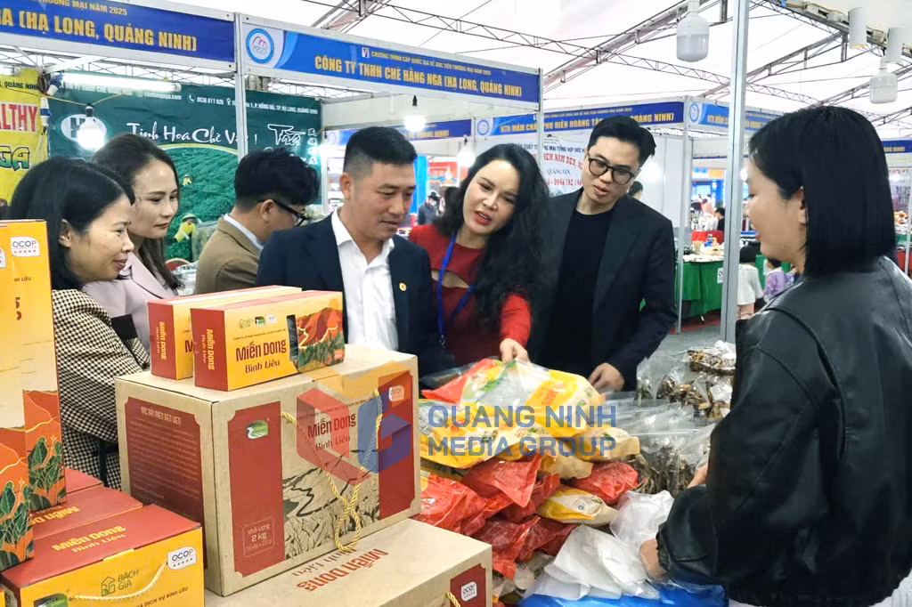 Đông đảo người dân, du khách đã tới tham quan, mua sắm trong ngày khai mạc Hội chợ Thương mại và Du lịch quốc tế Việt - Trung (6-2026). Ảnh: Minh Đức