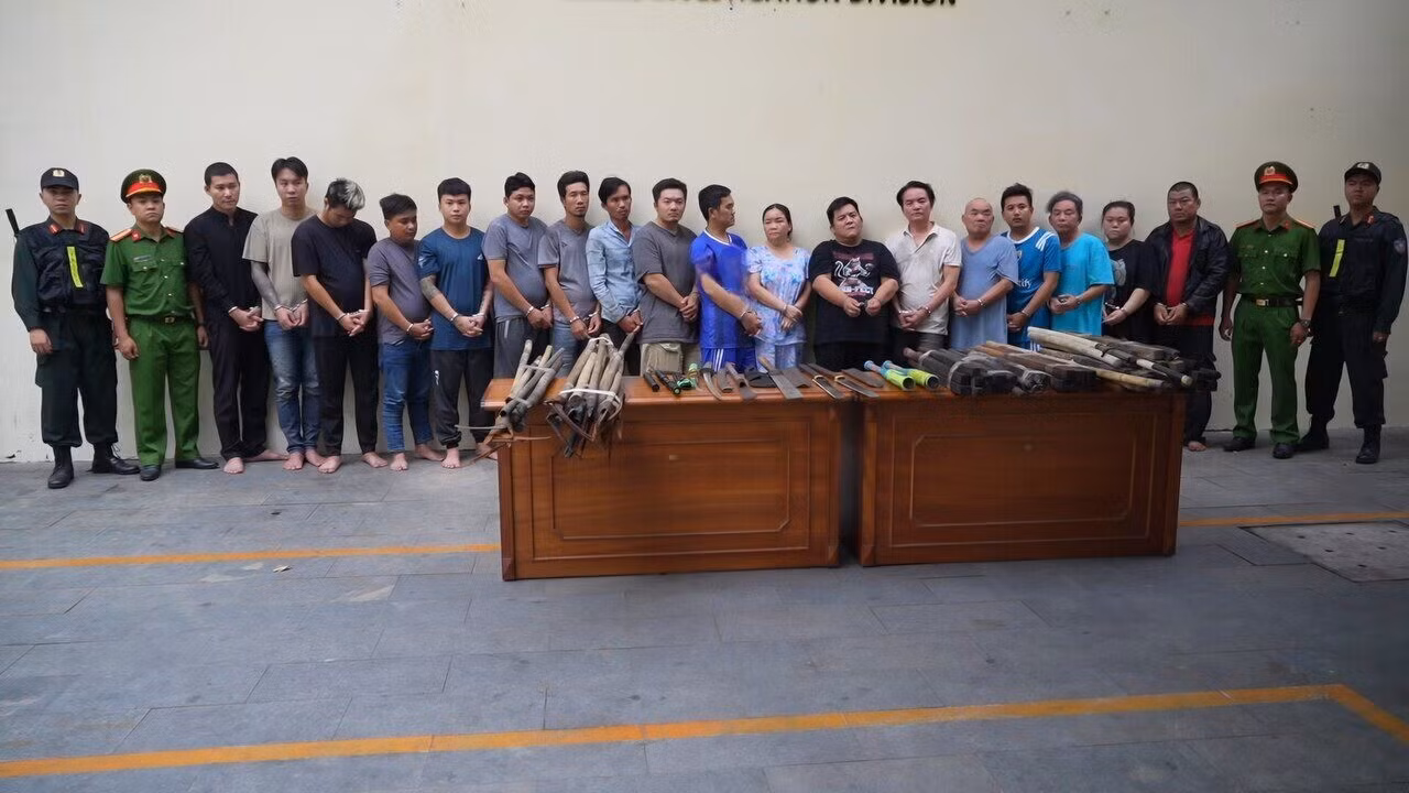 Băng nhóm giang hồ cùng tang vật. Ảnh: Công an