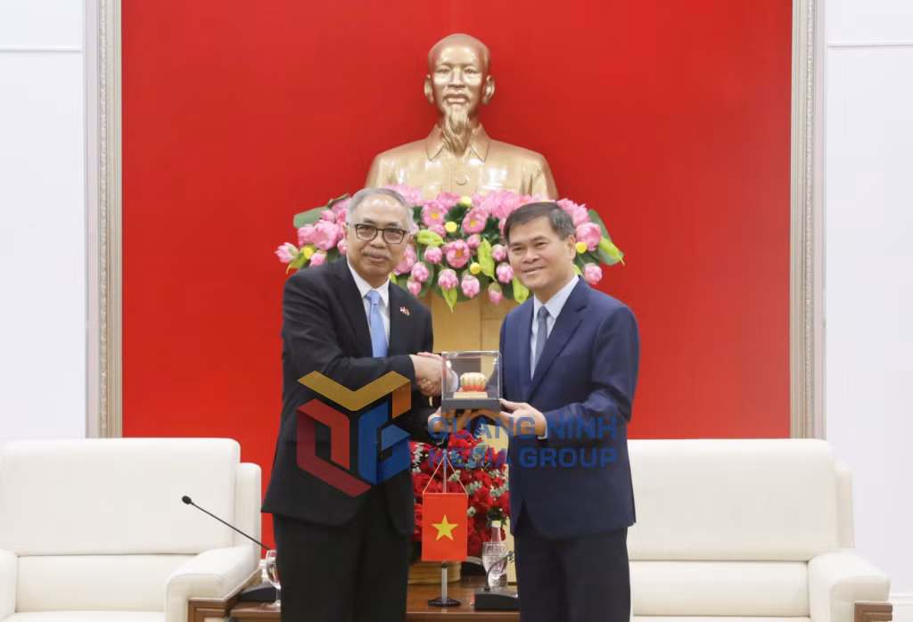 Chủ tịch UBND tỉnh tặng quà lưu niệm cho Ngài Đại sứ (6-2026). Ảnh: Hằng Ngần