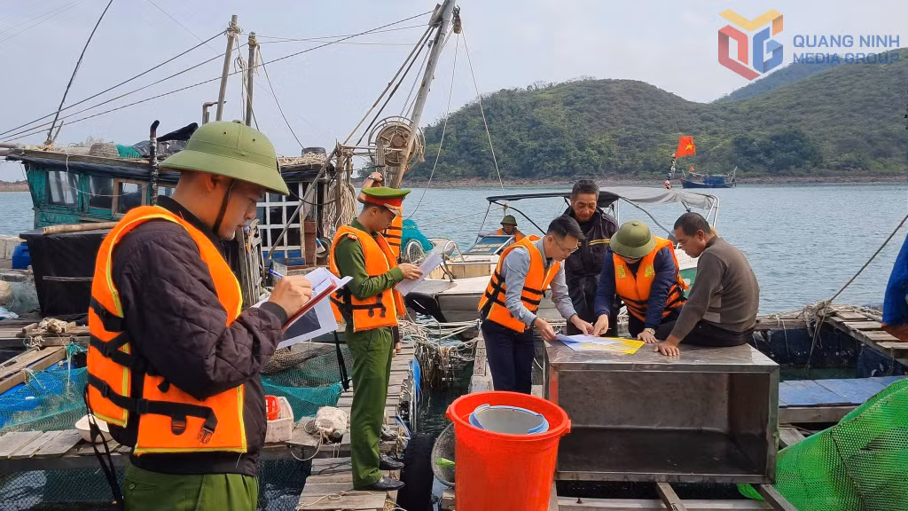 Đoàn công tác của xã Cái Chiên lập biên bản xử lý các vi phạm liên quan đến khai thác, nuôi trồng thuỷ sản trên biển.