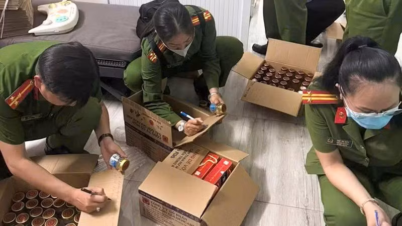 Lực lượng công an khám xét sản phẩm nước yến giả.