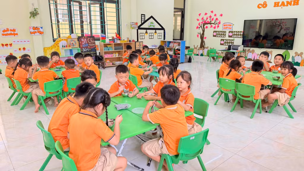 Học sinh Trường Mầm non Quảng Thịnh (xã Quảng Đức) được hưởng chính sách hỗ trợ ăn trưa theo Nghị quyết số 93/2025/NQ-HĐND, góp phần bảo đảm dinh dưỡng, nâng cao chất lượng chăm sóc và giáo dục trẻ.