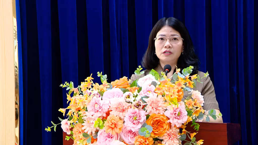 Đ/c Đỗ Thị Ninh Hường, Tỉnh ủy viên, Phó Chủ nhiệm Thường trực Ủy ban Kiểm tra Tỉnh ủy, phát biểu tại buổi khai mạc.