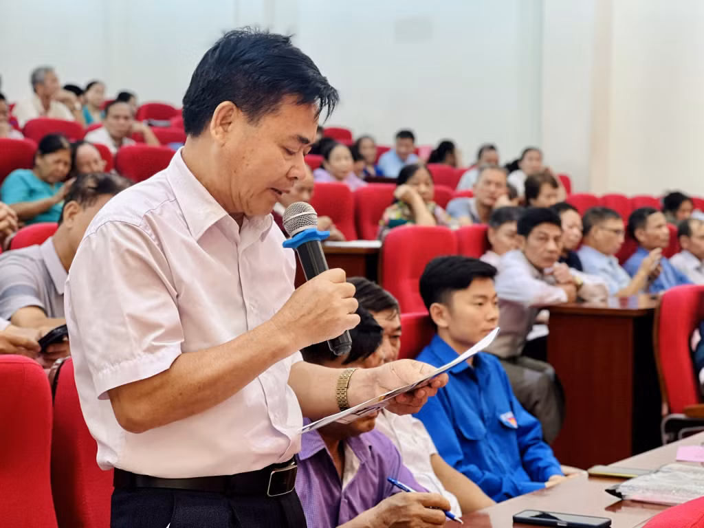 Cử tri phường Uông Bí nêu kiến nghị.