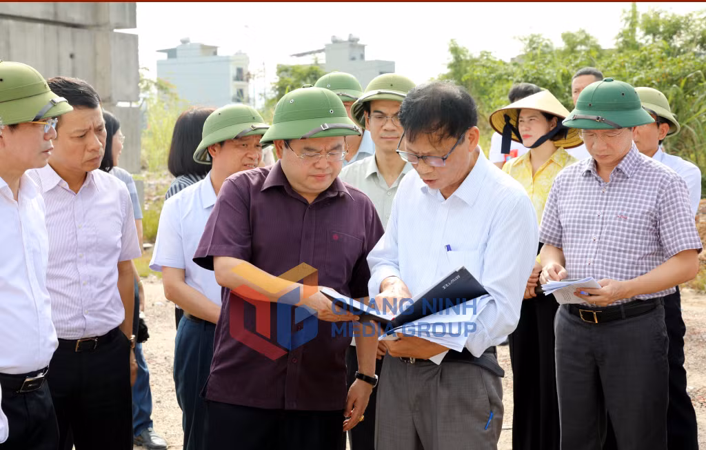Đồng chí Bí thư Tỉnh ủy nghe chủ đầu tư là Công ty CP Xây dựng công trình 507 báo cáo về dự án (6-2026). Ảnh: Thu Chung