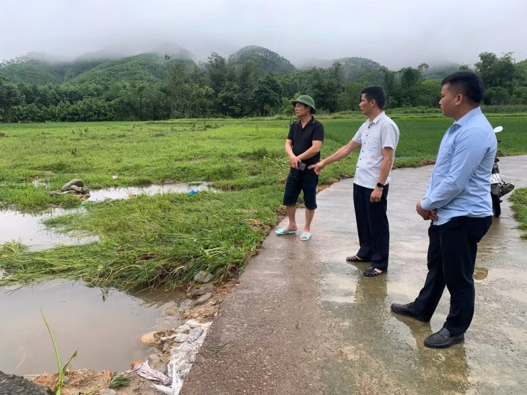 Lãnh đạo xã Quảng Đức kiểm tra tình hình mưa lũ trên địa bàn xã.