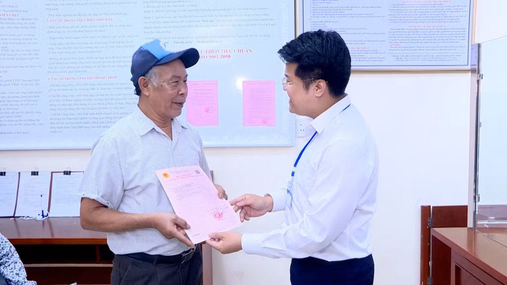 Việc cấp giấy chứng nhận quyền sử dụng đất cho người dân được UBND phường Cao Xanh triển khai hiệu quả. Ảnh: Việt Hưng