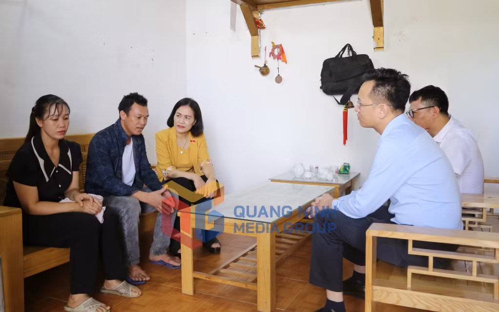 Đoàn ĐBQH tỉnh khảo sát trực tiếp tại một hộ dân trên địa bàn xã Đông Ngũ (6-2026). Ảnh: Nguyễn Thanh