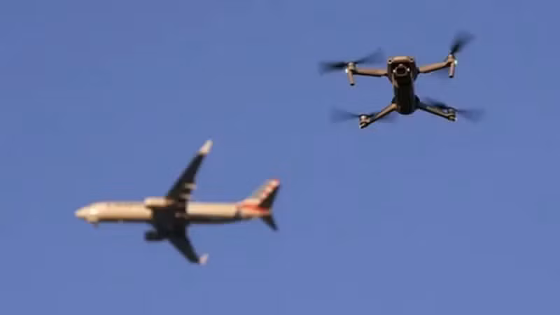 Trưa hôm nay 6/6, một thiết bị UAV bất ngờ xuất hiện gần khu vực Cảng Hàng không quốc tế Nội Bài khiến nhiều chuyến bay bị ảnh hưởng. (Ảnh minh hoạ).