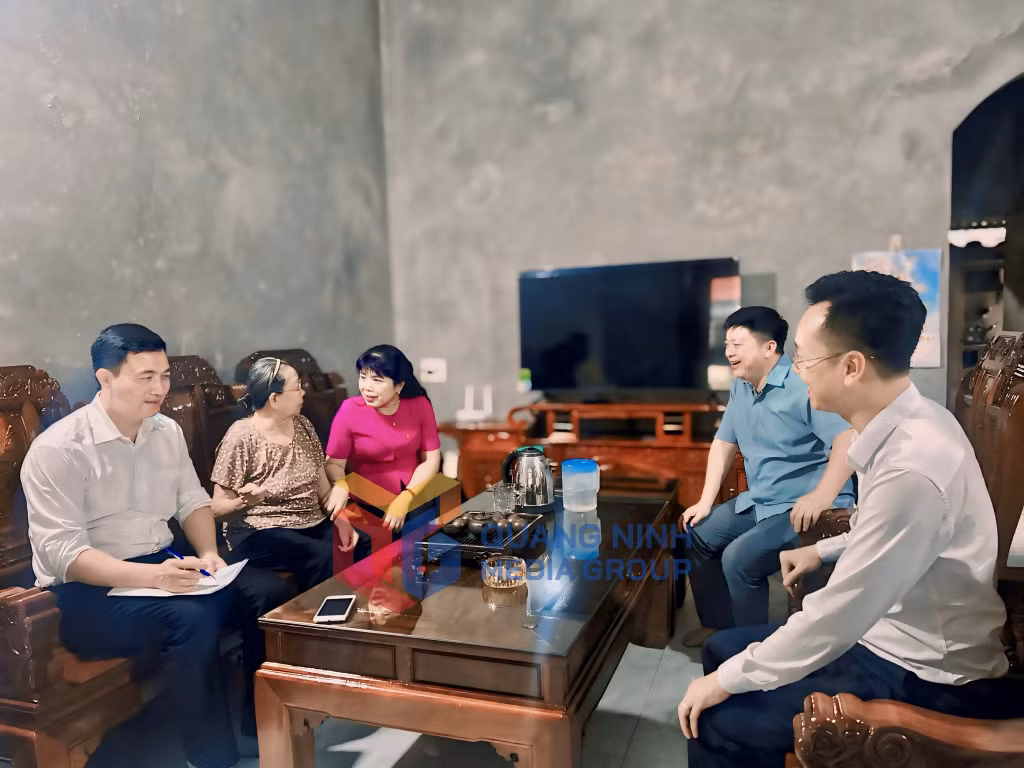Đoàn khảo sát thực tế tại Khu tái định cư thôn Làng Ngang, xã Quảng Tân (6-2026). Ảnh: Trúc Linh