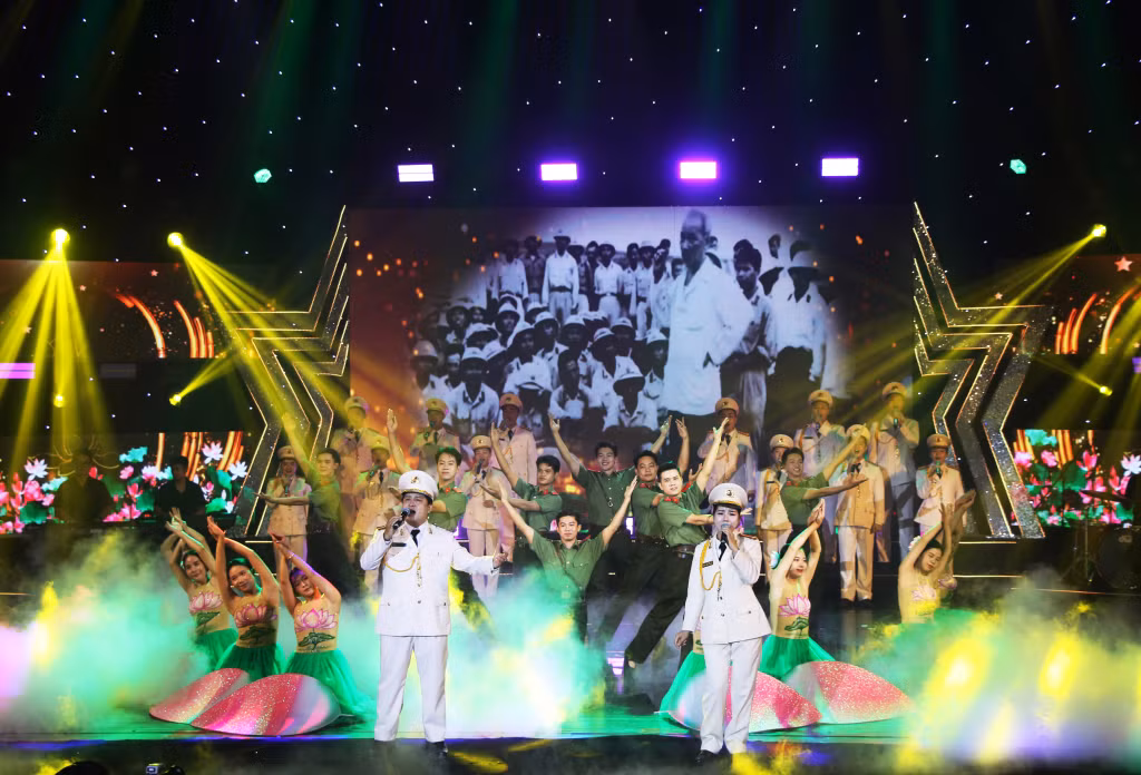 Tiết mục song ca “Khắc ghi lời Bác” của Đoàn nghệ thuật quần chúng Trường Đại học An ninh nhân dân.