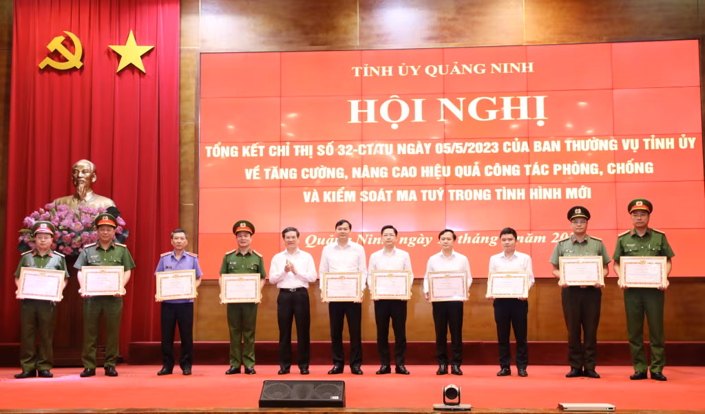 Đồng chí Vũ Quyết Tiến, Phó Bí thư Tỉnh ủy, Chủ tịch Ủy ban MTTQ tỉnh, trao Bằng khen của Ban Thường vụ Tỉnh ủy cho các cá nhân.