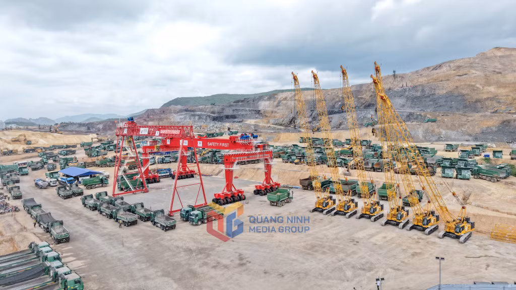 Máy móc thiết bị tập kết thi công dự án tuyến đường sắt tốc độ cao Hà Nội - Quảng Ninh tại phường Tuần Châu. Ảnh: Mạnh Trường