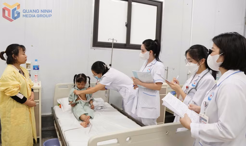 Các y, bác sĩ Khoa Nhi, Bệnh viện Đa khoa khu vực Vân Đồn thăm khám cho bệnh nhi.