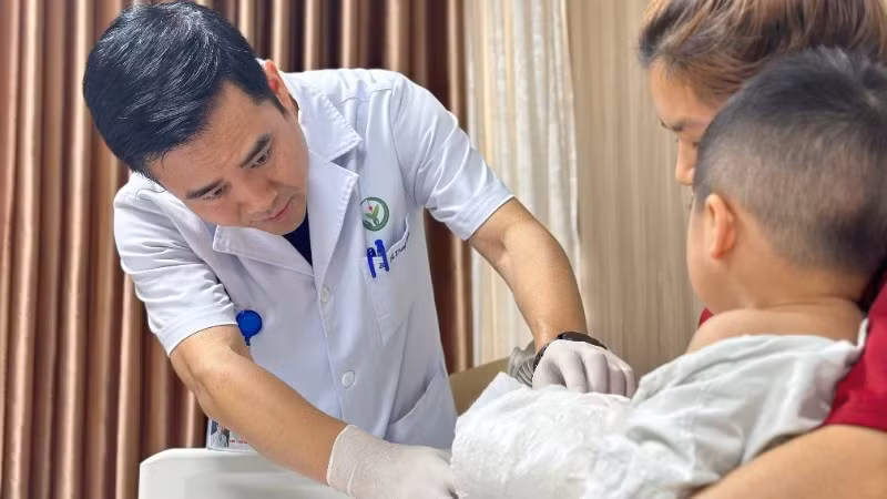 Bác sĩ thăm khám cho bệnh nhi.