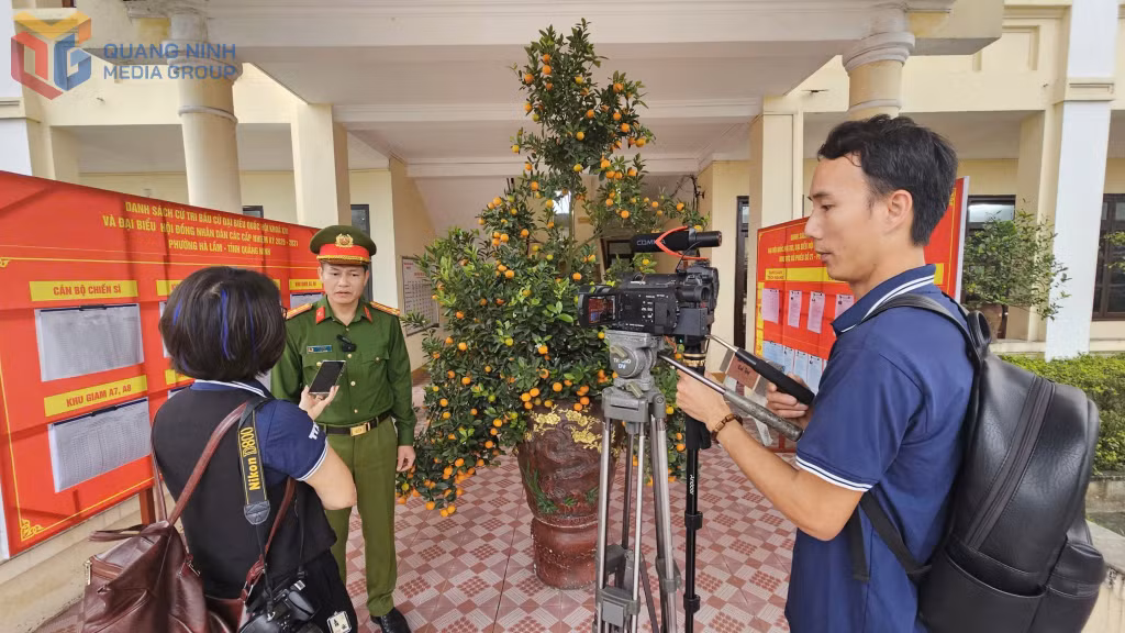 Phóng viên Thông tấn xã Việt Nam thường trú tại Quảng Ninh đang thực hiện phỏng vấn giám thị Trại tạm giam Công an tỉnh Quảng Ninh trong cuộc bầu cử đại biểu Quốc hội khóa XVI và đại biểu Hội đồng nhân dân các cấp nhiệm kỳ 2026 - 2031, tháng 3/2026.