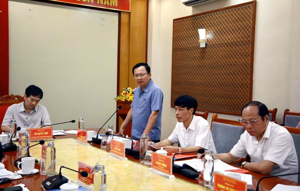Đồng chí Cao Tường Huy, Bí thư Đảng ủy, Chủ tịch HĐND đặc khu Vân Đồn, phát biểu tại buổi làm việc.