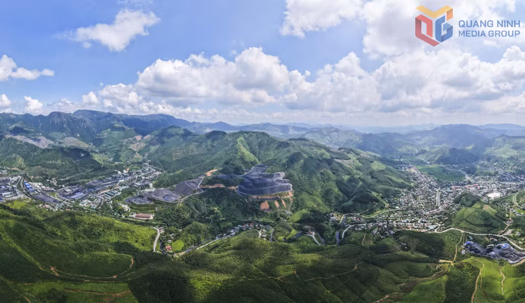 Toàn cảnh khai trường Than Vàng Danh nhìn từ trên cao, nơi diễn ra các hoạt động khai thác than phục vụ nhu cầu năng lượng quốc gia.