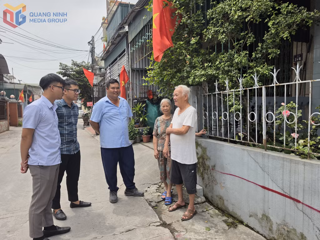 Tổ công tác phường Mạo Khê tuyên truyền, vận động người dân ủng hộ dự án mở rộng tuyến đường liên tổ 2, 3 thuộc khu Vĩnh Tuy.