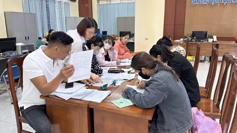 Trung tâm dịch vụ việc làm tại tỉnh Phú Thọ kết nối, giới thiệu việc làm cho người lao động. (Ảnh: TTXVN)