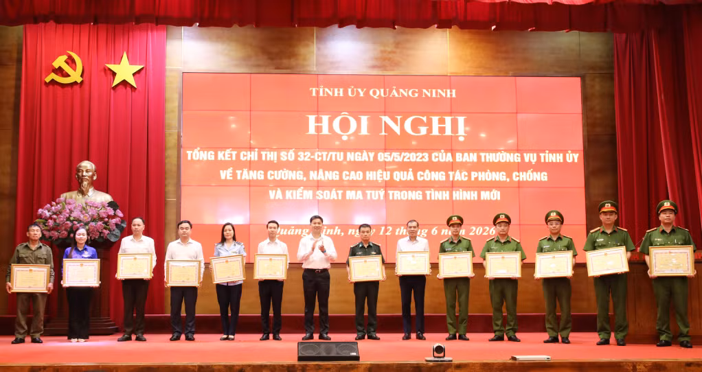 Đồng chí Nguyễn Văn Công, Phó Chủ tịch UBND tỉnh, trao Bằng khen của Chủ tịch UBND tỉnh cho các cá nhân.