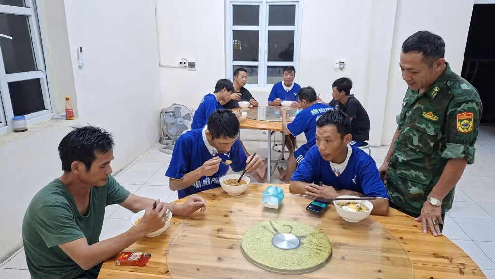 Các ngư dân trên tàu bị đắm được chăm sóc sức khỏe, hỗ trợ ăn, nghỉ tại Tiểu đoàn đảo Trần.
