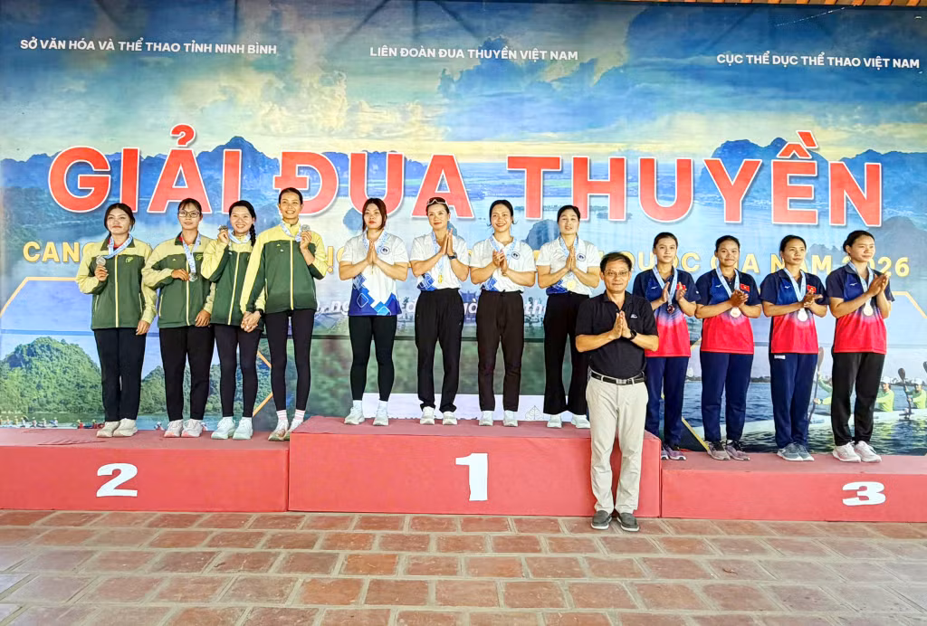 VĐV Quảng Ninh (bục số 1) giành HCV ở nội dung K4 500m.